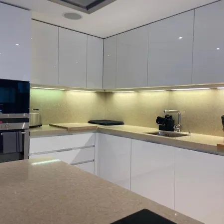 Апартаменти Luxury 250sqm With Ac & Parking