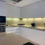 Апартаменты Luxury 250sqm With Ac & Parking