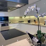 Daire Luxury 250sqm With Ac & Parking *