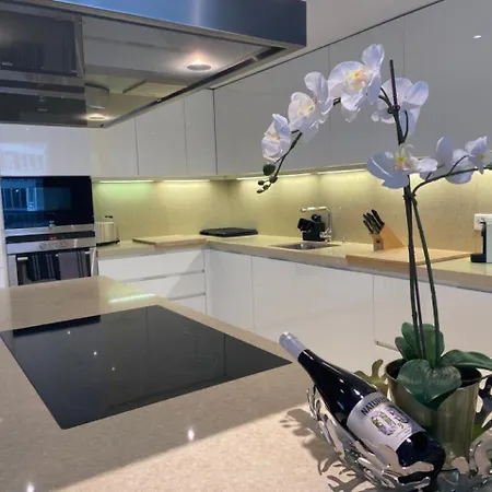 Apartment 250sqm High End With Ac & Parking *
