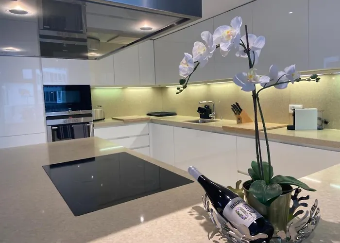 Apartment 250sqm High End With Ac & Parking *