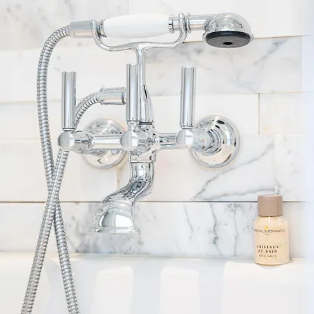 250sqm High End With Ac & Parking Apartment